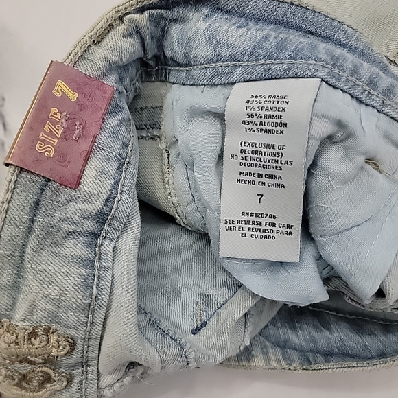 TRUCE Girls Light Wash Denim Jean Shorts Size 7 with Studded Belt and Chain - Picture 9 of 10